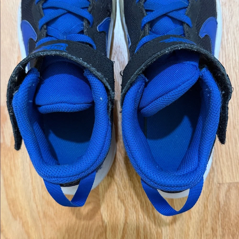 Nike dynamic sneakers